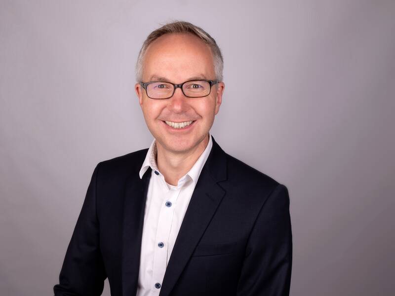 Das Bild zeigt ein Portrait von Claudius Siebert