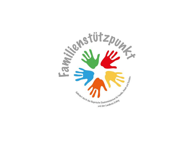 Das Bild zeigt ein Logo mit dem Wort "Familiensützpunkt" über fünf bunten, sich überlappenden Handabdrücken in Grün, Rot, Blau, Orange und Gelb.