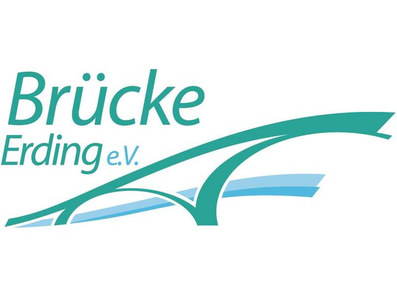 Das Bild zeigt das Logo von "Brücke Erding e.V.", bestehend aus dem Schriftzug und einer stilisierten Brücke in blau-grünen Tönen.