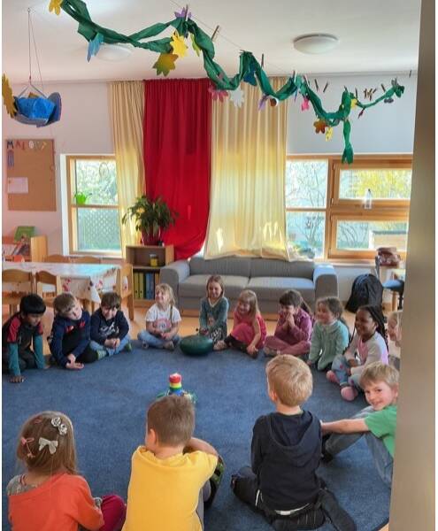 Kinder im Sitzkreis