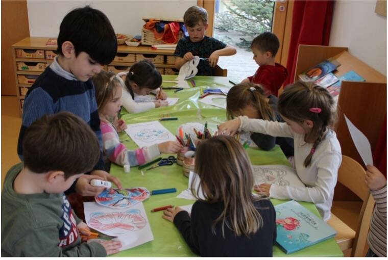 Kinder beim Basteln und Malen