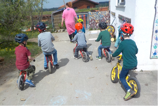 Kinder mit Laufrädern