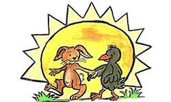 Ein gezeichneter Hase und ein Rabe halten sich an den Händen und spazieren fröhlich vor einer großen, strahlenden Sonne auf grünem Gras.