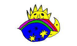 Eine Sonne und ein Mond lächeln über einem farbenfrohen Regenbogen, der eine blaue Weltkugel mit Sternen umspannt.