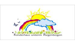Ein bunter Regenbogen spannt sich über eine Wiese mit Schmetterlingen und Blumen, während die Sonne hinter einer Wolke hervorscheint, begleitet von dem Text "Kinderhaus unterm Regenbogen".
