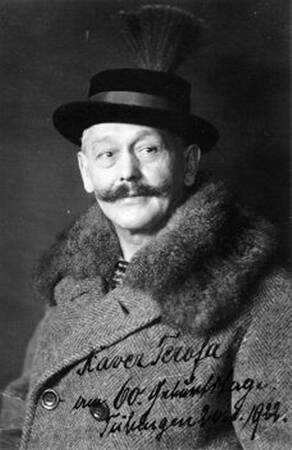 Xaver Terofal - Ein Mann mit Schnurrbart trägt einen Mantel mit großem Kragen und einen Hut mit Feder.