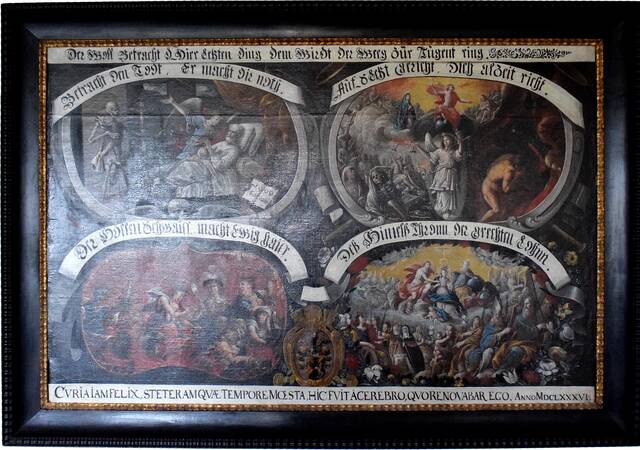 Die letzten Dinge: Ein gerahmtes Gemälde mit vier religiösen Szenen, die von dekorativen Schriftbannern umgeben sind.