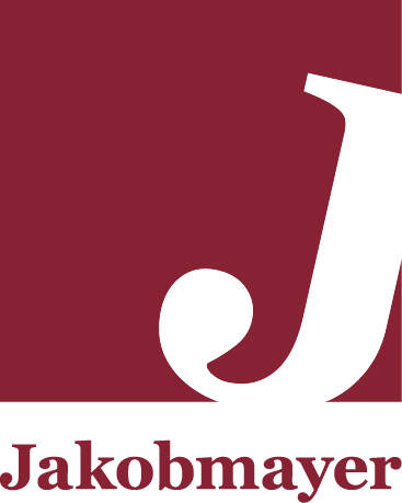 Das Bild zeigt ein weißes, stilisiertes "J" auf einem roten Hintergrund, darunter steht der Name "Jakobmayer" in weißer Schrift.