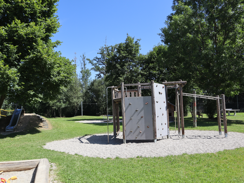 Kletteranlage mit Boulderwand, Hangelstege und Kletterstange.