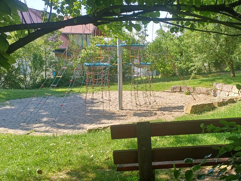Spielplatz in Eibach mit Bank im Schatten und Kletternetz