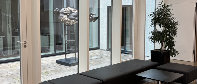 Foto vom Rathausfoyer mit Sitzgelegenheiten