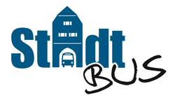 Der Schriftzug "StadtBUS" zeigt das Wort "Stadt" in blauer Farbe mit einem stilisierten Gebäude und einem kleinen Bus in einem Bogen, während "BUS" in schwarzer Handschrift dargestellt ist.