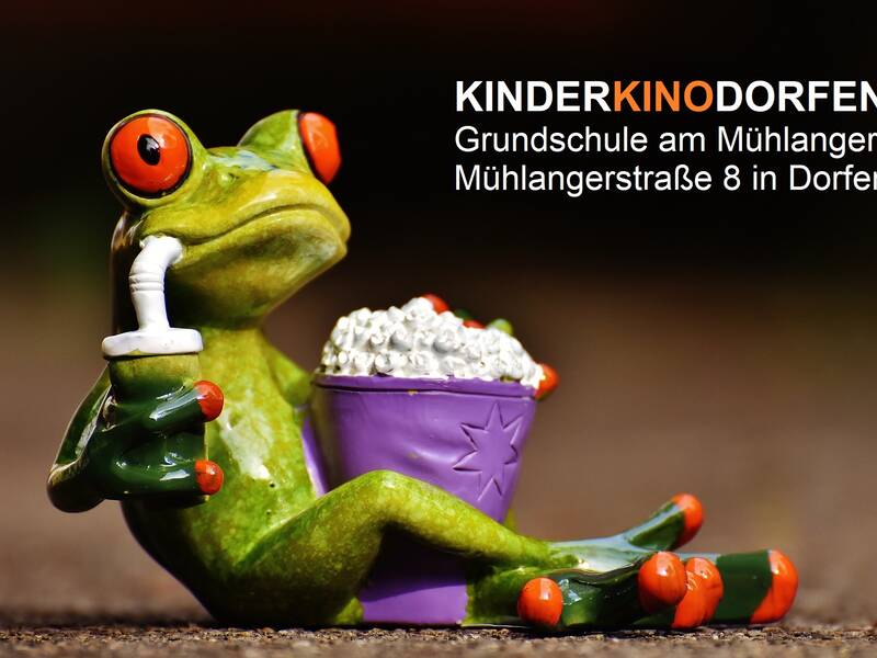 Ein Froschfigur sitzt mit einem Getränk und einem Popcorn-Eimer, darunter der Text "Kinderkino im Kinder- und Jugendhaus Rinninger Weg 17 in Dorfen".