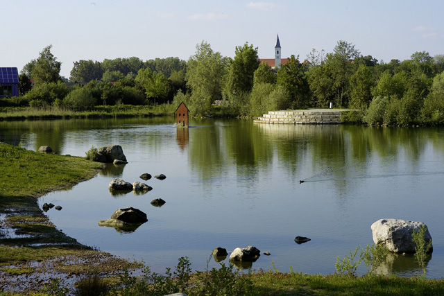 Hochwasserbecken mit Halbinsel