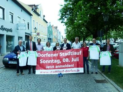 Stadtlauf Dorfen Bild: T-Shirt-Präsentation
Vlnr:
Hermann Rogner, TSV Dorfen; Andreas Schäffner, Geschäftsstellenleiter Sparkasse Erding-Dorfen; Stefan Tremmel, Vorsitzender Förderkreis Dorfen e. V.; Gudrun Gersbach, Presse- und Öffentlich-keitsarbeit Stadt Dorfen; Gesine Hintz, TSV Dorfen; Martin Bauer, SC Wasentagernbach; Robert
Decker, Decker Holding; Rosi Neumeier, Decker Holding, Klaus Steiner Geschäftsführer Stadtwerke Dorfen; Martin Heilmeier, Stadtrat Stadt Dorfen