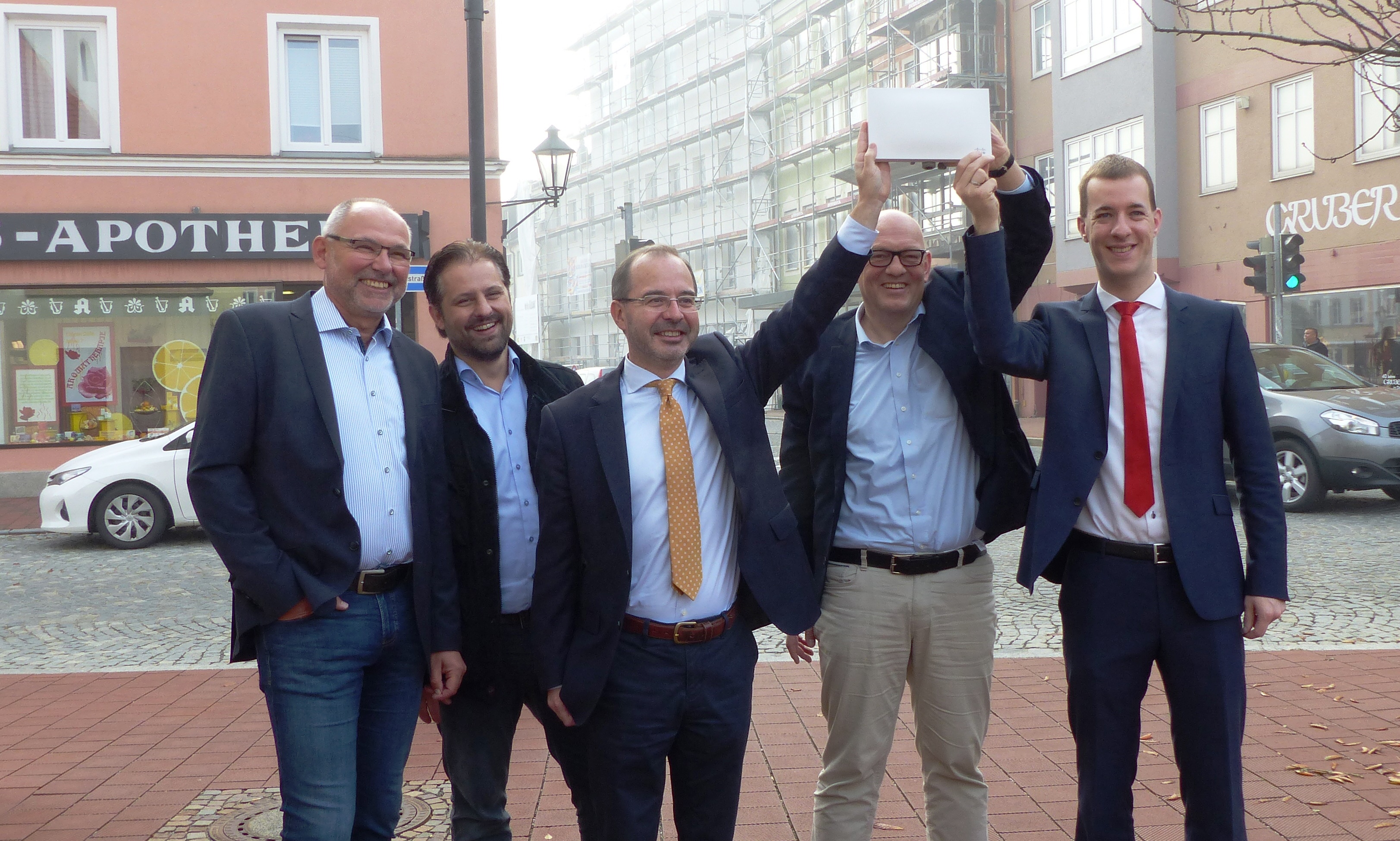 vlnr: Markus Jocher, Planung CIMA GmbH, Stefan Tremmel, erster Vorsitzender Förderkreis Dorfen e. V., Bürgermeister Heinz Grundner, Klaus Steiner, Geschäftsführer Stadtwerke Dorfen, Andreas Schäffner, Geschäftsstellenleiter Stadtsparkasse Dorfen präsentieren die Antenne für das freie WLAN in Dorfen