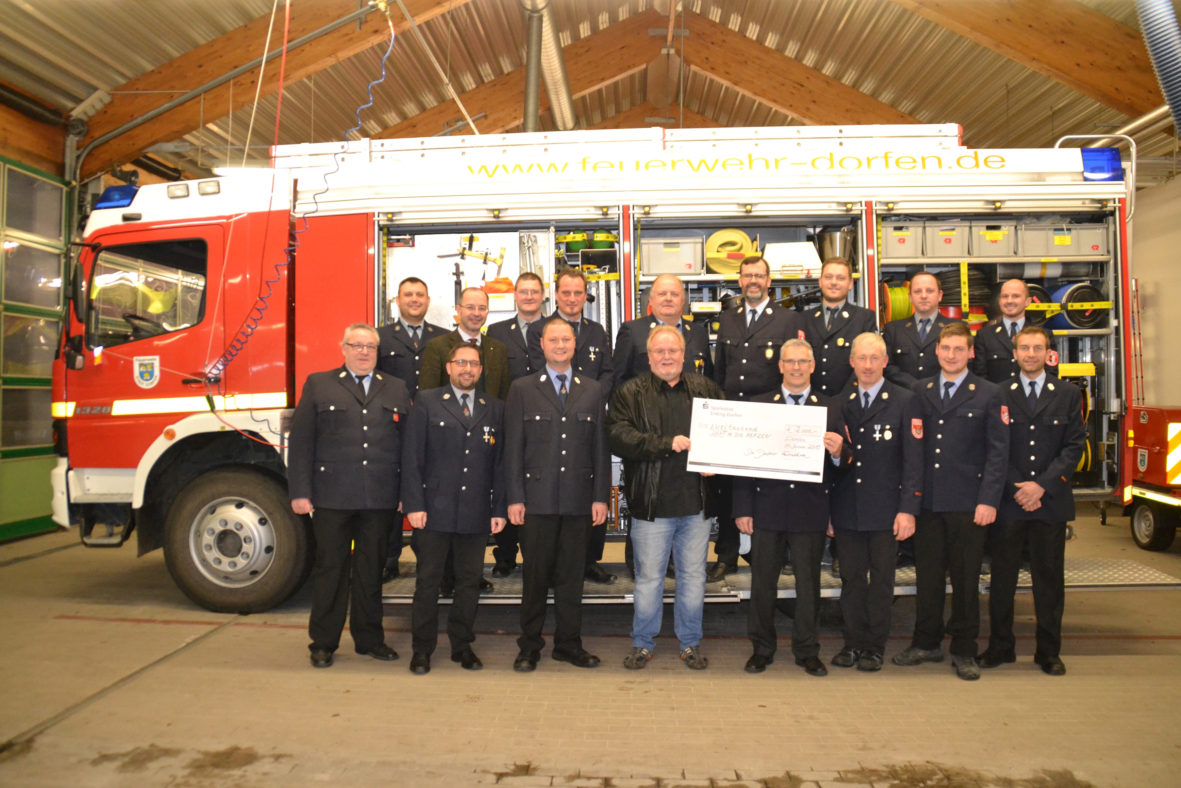 Freiwillige Feuerwehren Dorfen spenden Sozialpreisgeld an die Benefizaktion „Licht in die Herzen“