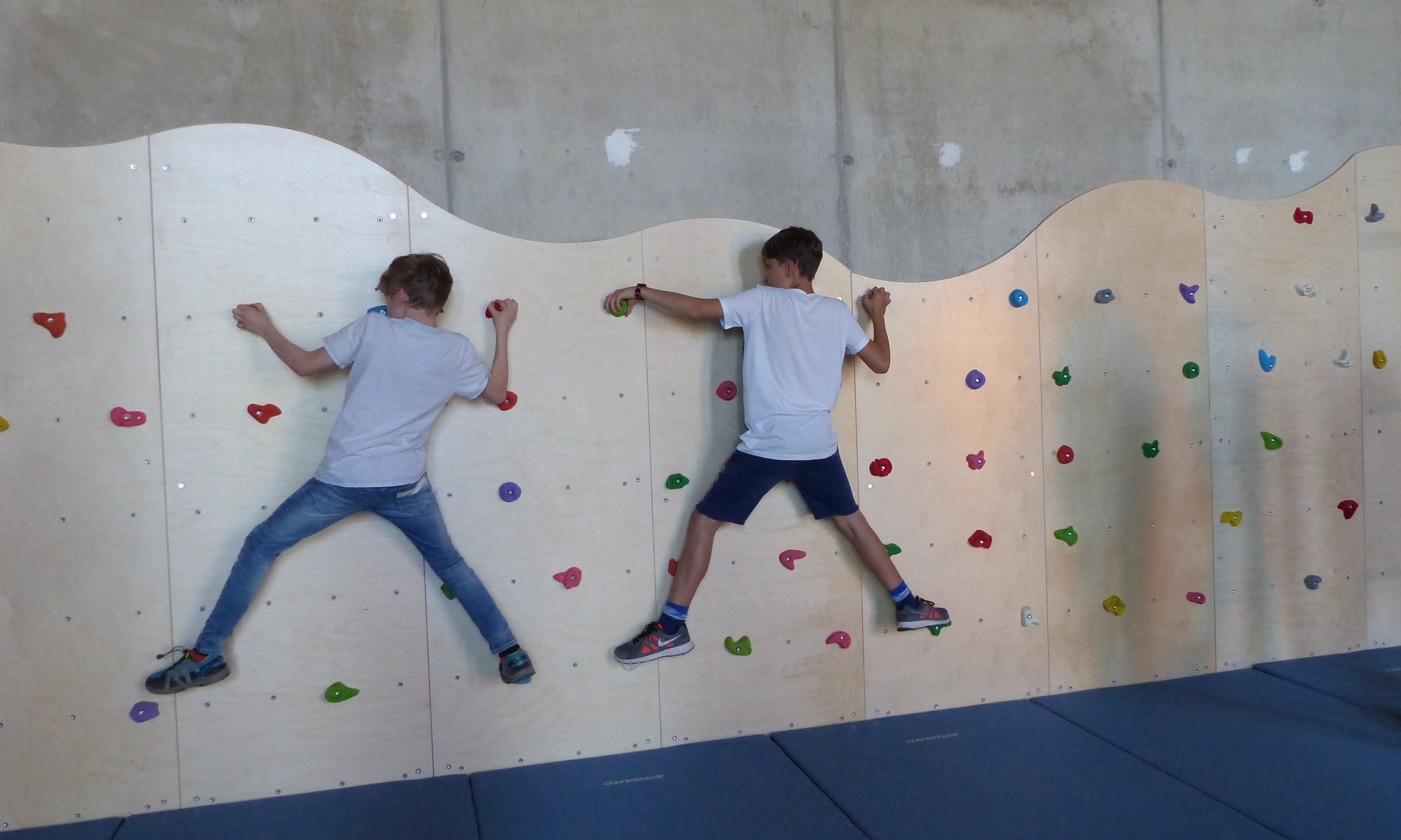 Inbetriebnahme Boulderwand Grundschule am Mühlanger