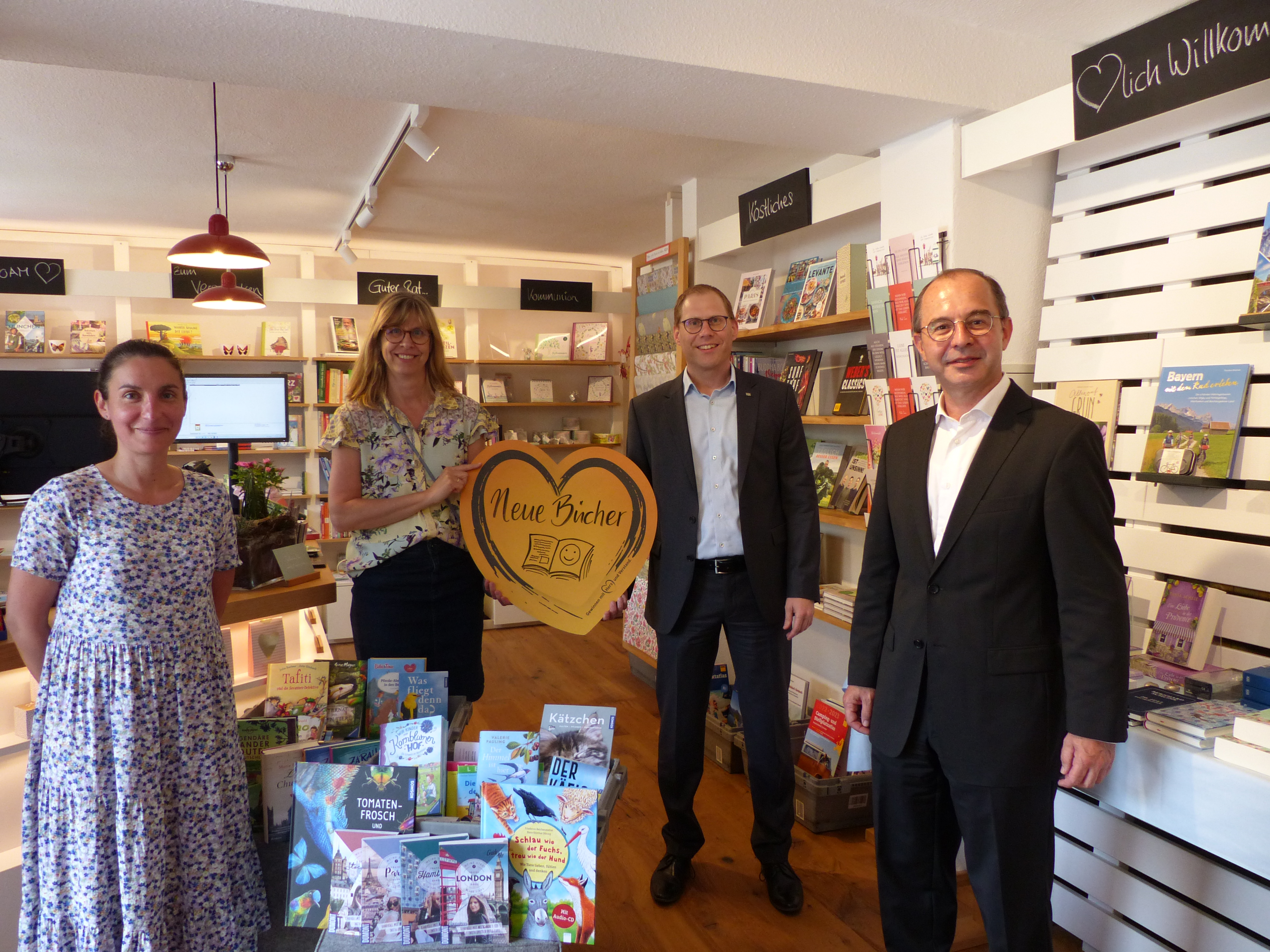 Spende der VR-Bank Taufkirchen-Dorfen eG an die Stadtbücherei Dorfen