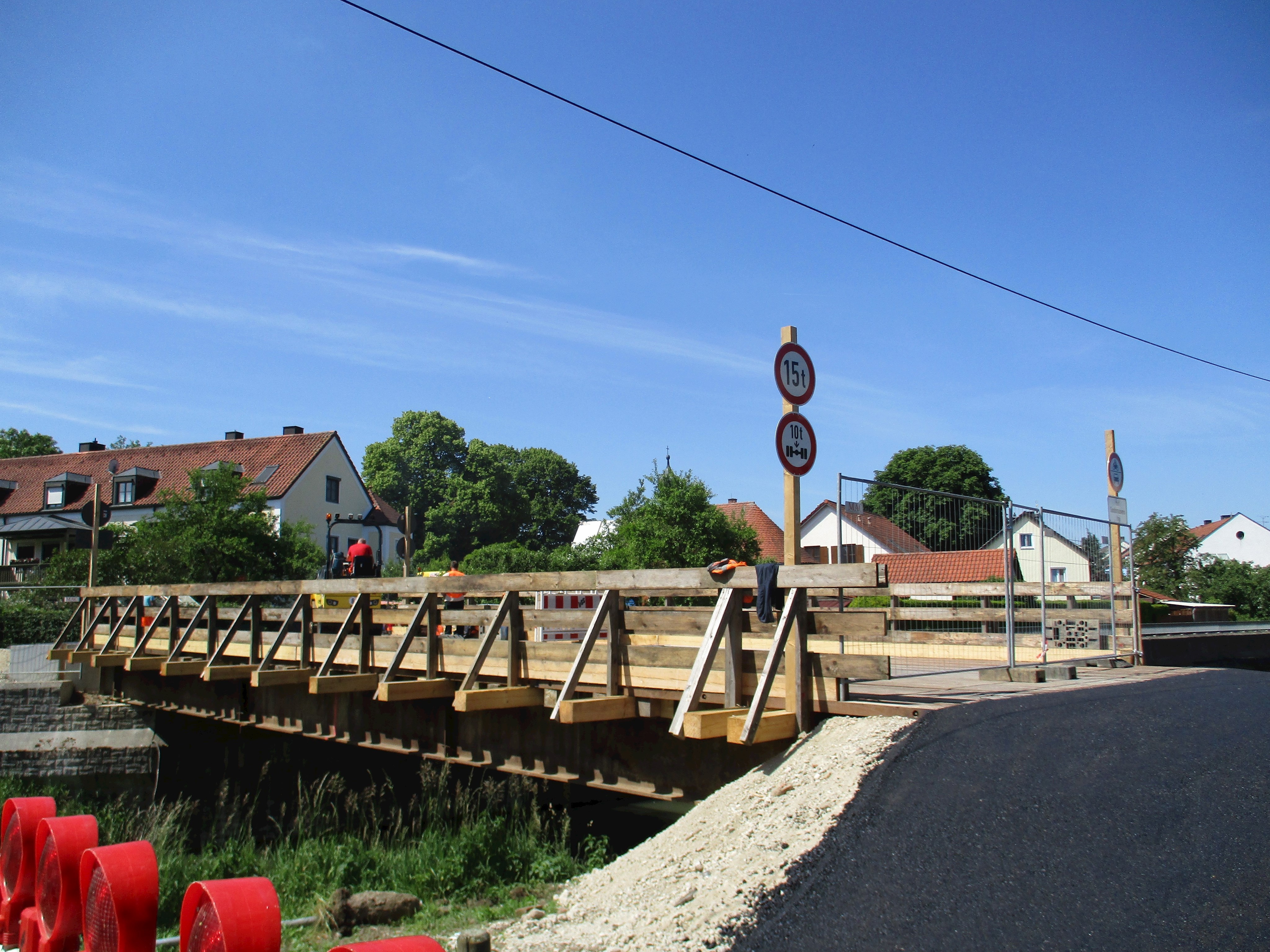 Behelfsbrücke fertig – Beginn der Abbrucharbeiten an der B 15-Isenbrüc