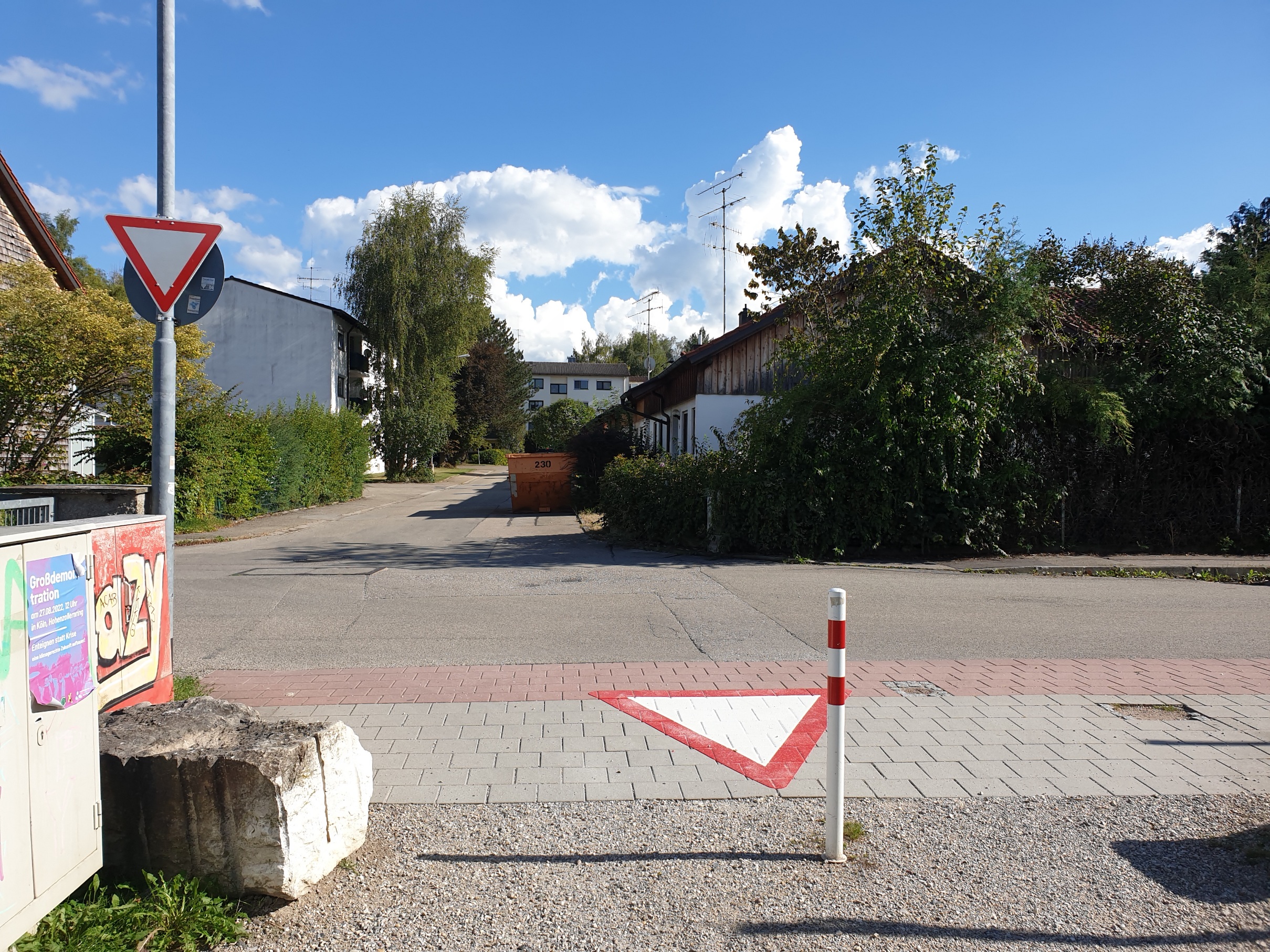 Neuer  Schulweghelferübergang am Mühlanger - Achtung Vorfahrt