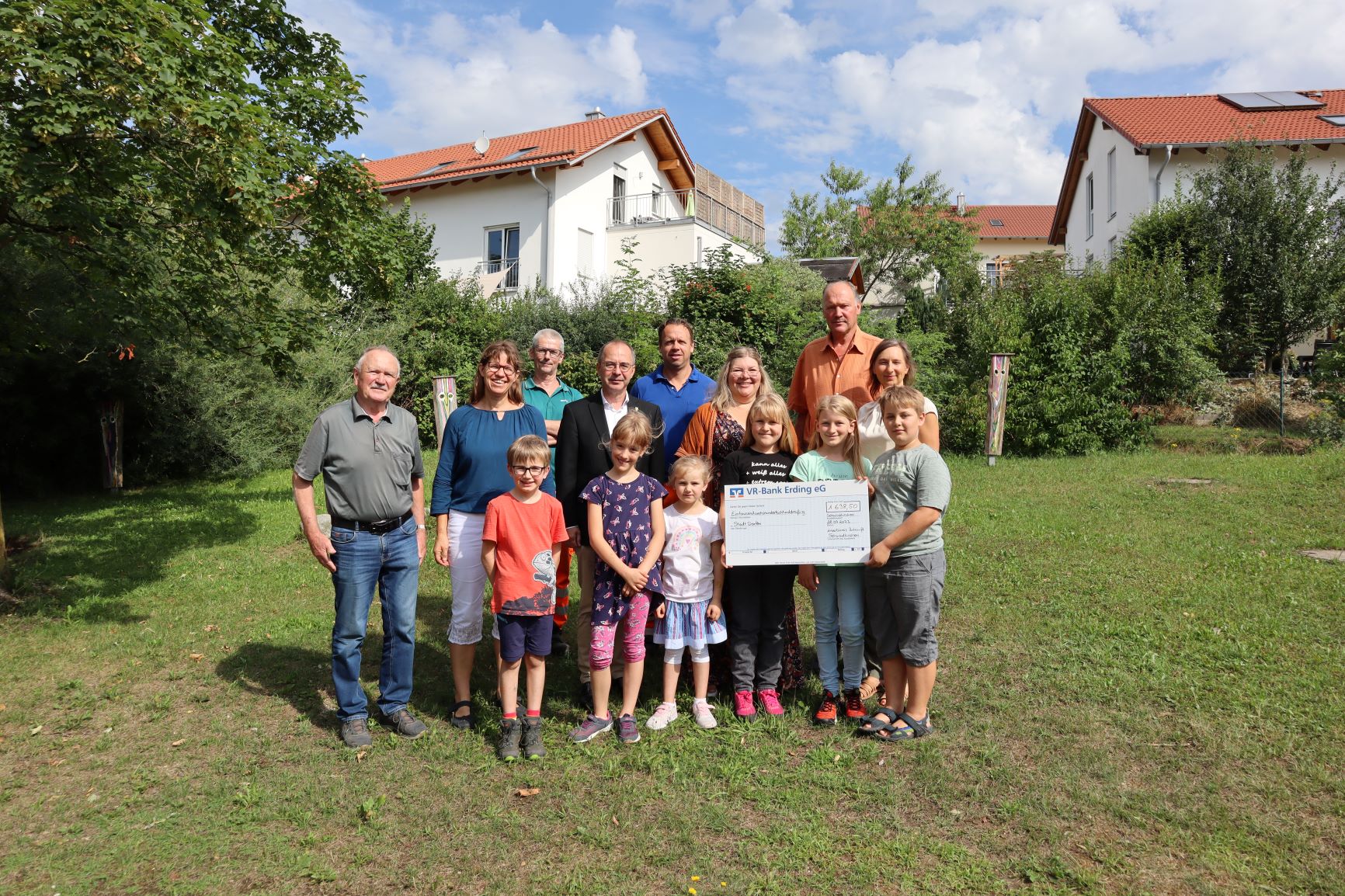 Spendenübergabe für Spielgerät für Schulspielplatz Schwindkirchen